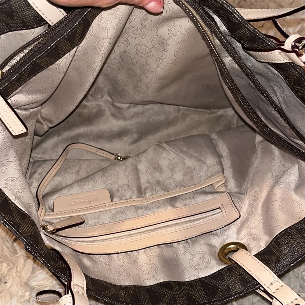 Michael Kors purse - Picture 3 of 4